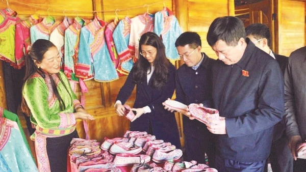 Nghề làm giày thêu của người dân bản Thèn Pả, xã Na Sang đã được công nhận nghề truyền thống.