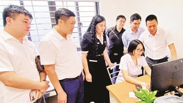 Đoàn công tác của Sở Y tế tỉnh Hưng Yên kiểm tra, đánh giá việc thực hiện hồ sơ bệnh án điện tử tại Bệnh viện đa khoa Đông Hưng.