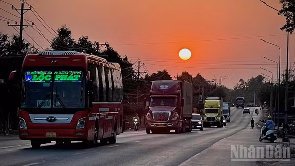 Trên các tuyến đường, theo Thông tư 53/2024/TT-BGTVT, từ nay biển báo sẽ chỉ áp dụng cho xe con và xe tải. 