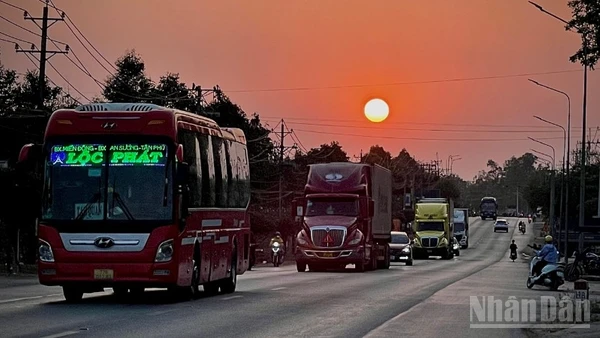 Trên các tuyến đường, theo Thông tư 53/2024/TT-BGTVT, từ nay biển báo sẽ chỉ áp dụng cho xe con và xe tải. 