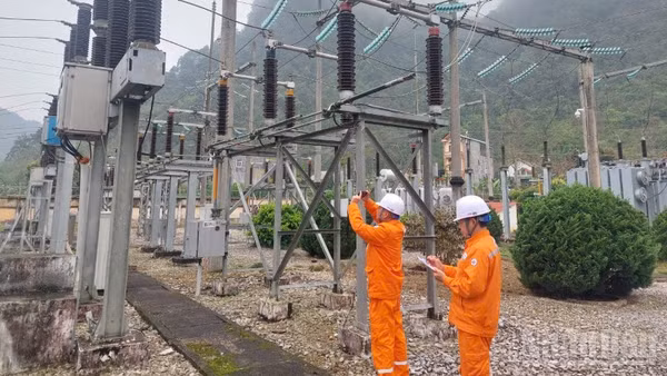 Nhân viên Xí nghiệp lưới điện cao thế Cao Bằng kiểm tra độ ổn định cấp điện trên lưới điện cao thế.