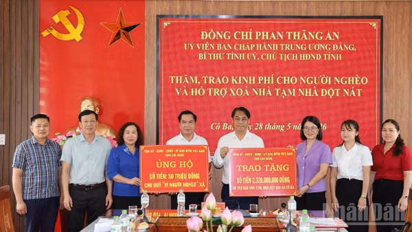 Bí thư Tỉnh ủy Cao Bằng Phan Thăng An trao kinh phí cho xã Cô Ba chăm lo hộ nghèo.