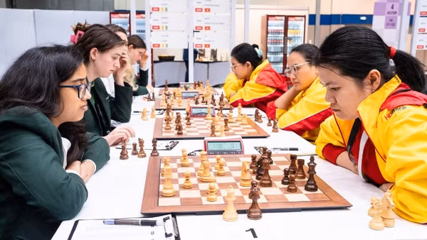 Liên đoàn Cờ Việt Nam có ý định mời 2 nữ kỳ thủ hàng đầu vào lại đội tuyển. (Ảnh: FIDE)