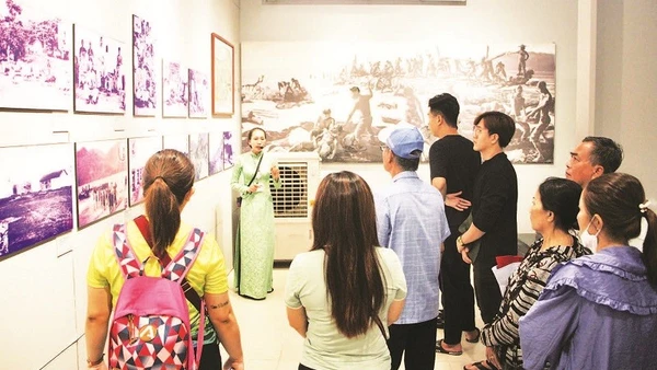 Du khách tham quan Côn Đảo. (Ảnh THÙY TRANG)