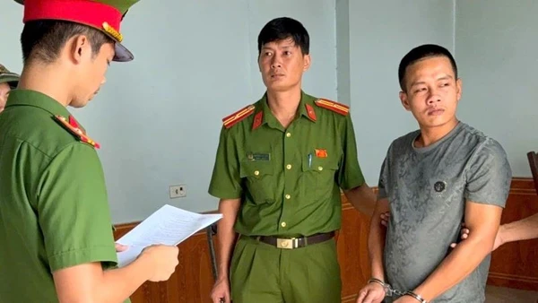 Cơ quan Cảnh sát điều tra, Công an tỉnh Bắc Ninh đọc lệnh tạm giam đối với bị can Lăng Văn Duyệt.