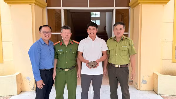 Người dân giao nộp động vật quý hiếm cho lực lượng chức năng.