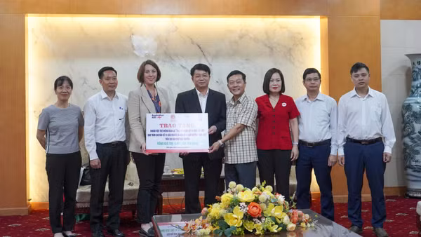 Các đơn vị trao tặng cho tỉnh Thái Nguyên khắc phục sau bão lũ.