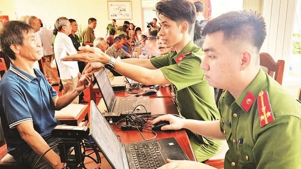 Công an thu nhận thông tin từ thân nhân liệt sĩ.