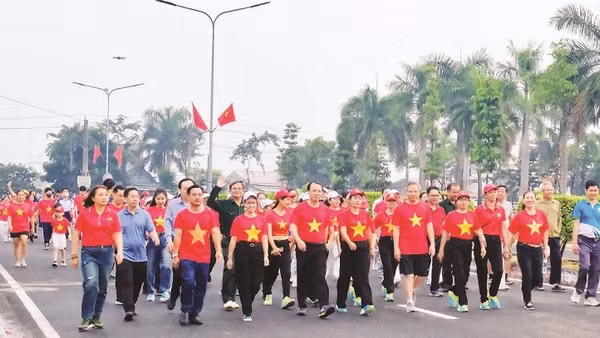 Nhân dân phường Bình Phước, tỉnh Đồng Nai tham gia Chương trình “Cùng Việt Nam tiến bước”.