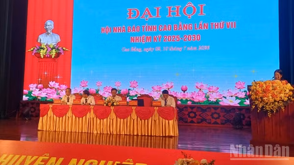 Đại diện Đoàn Chủ tịch trình bày báo cáo chính trị tại Đại hội.