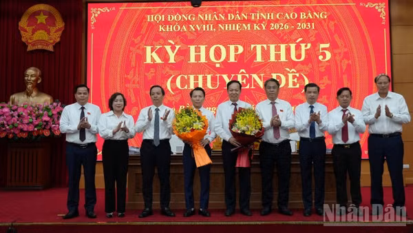 Lãnh đạo tỉnh Cao Bằng tặng hoa chúc mừng đồng chí Lương Tuấn Hùng và đồng chí Vũ Đình Quang trên cương vị mới.