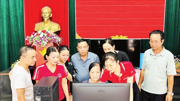 Lắp đặt máy tính và đào tạo các thủ tục liên thông tại Tổ dân phố số 4, phường Trung Sơn. (Ảnh THÁI HÒA)