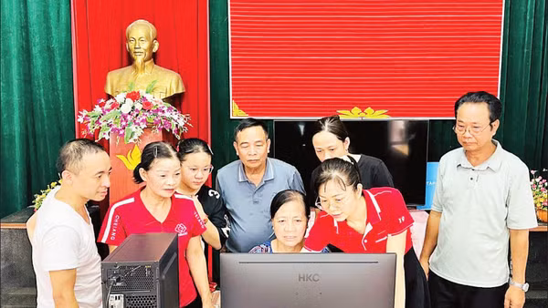 Đào tạo các thủ tục liên thông tại Tổ dân phố số 4, phường Trung Sơn, tỉnh Ninh Bình. (Ảnh: THÁI HÒA) 
