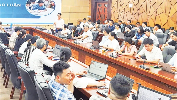 Tập huấn hướng dẫn sử dụng “Hệ thống thông tin giải quyết thủ tục hành chính thành phố” cho cán bộ xã, phường tại Trung tâm Văn hóa Xứ Đông.