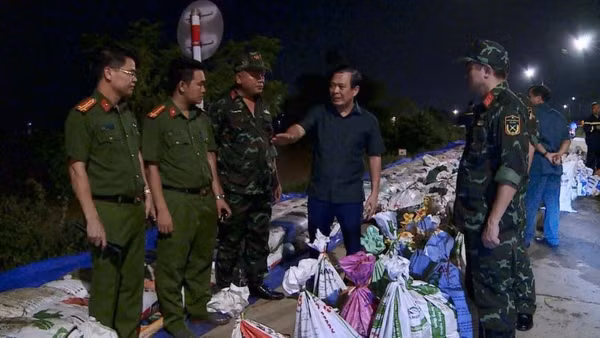 Chủ tịch phường Kinh Bắc Nguyễn Mạnh Hiếu chỉ đạo các lực lượng đắp đê bối Đầu Hàn.