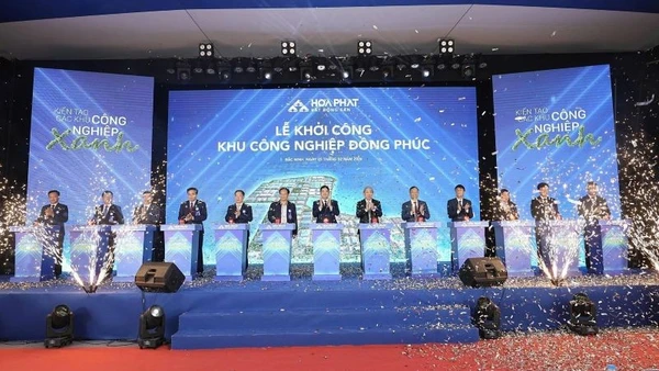 Đại diện lãnh đạo tỉnh Bắc Ninh và Chủ đầu tư bấm nút khởi công xây dựng Khu công nghiệp Đồng Phúc.