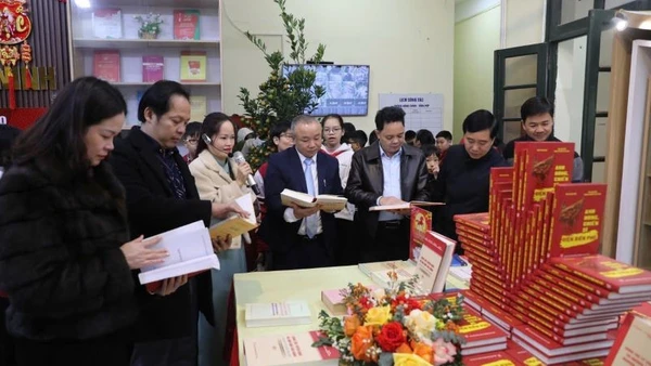 Các đại biểu tham quan gian trưng bày tại buổi khai mạc.