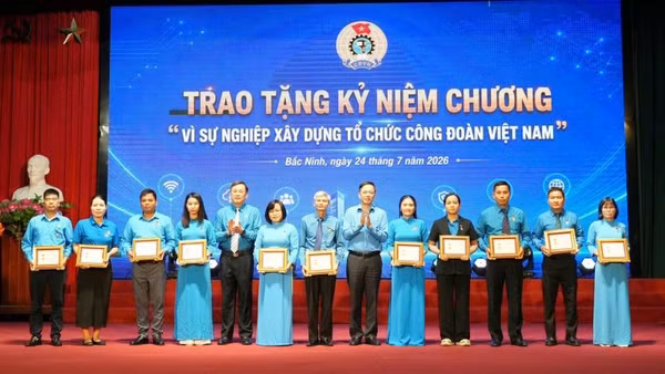 Trao tặng Kỷ niệm chương "Vì sự nghiệp xây dựng tổ chức Công đoàn Việt Nam" cho các cá nhân tại hội nghị.