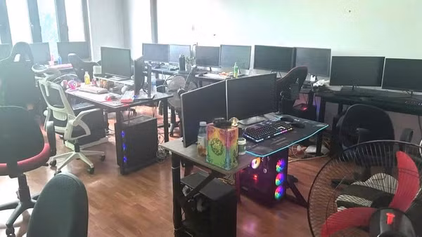 Hệ thống máy tính được các đối tượng lắp đặt để thực hiện hành vi chiếm đoạt quyền truy cập Facebook.
