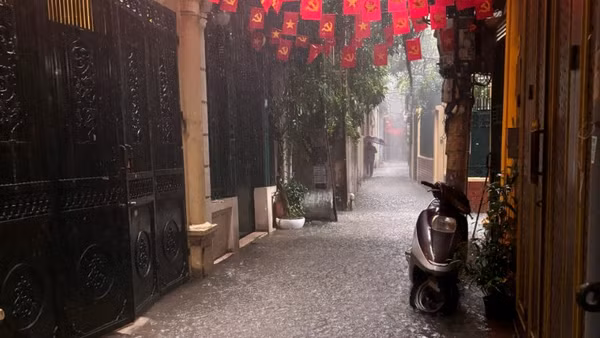 Mưa lớn chiều ngày 10/7 làm ngập nhiều ngõ phố ở khu vực Hà Nội.