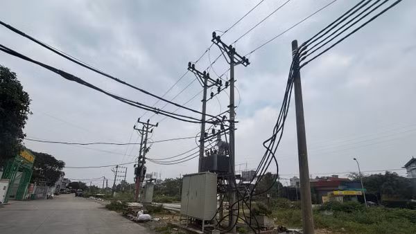 Các trạm biến áp cũ đang đặt tại hành lang mở rộng Quốc lộ 6.