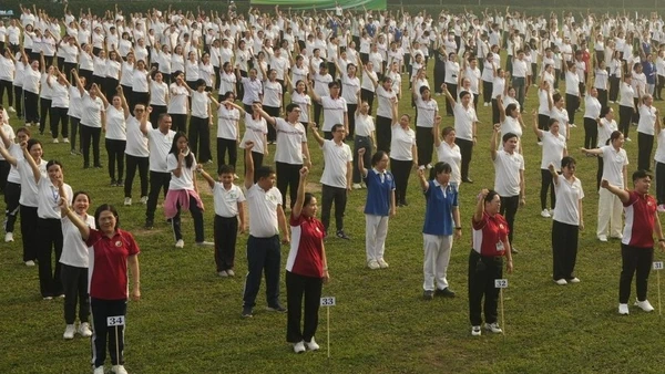 Gần 2.000 người dân Thành phố tham dự đồng diễn dưỡng sinh. 