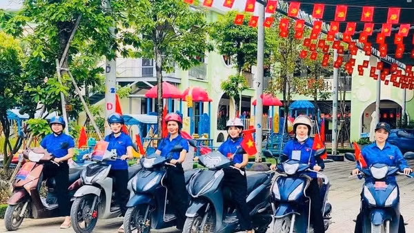 Đoàn viên, thanh niên thôn Xuân Trạch trở thành “tài xế” miễn phí chở du khách vào tham quan triển lãm.