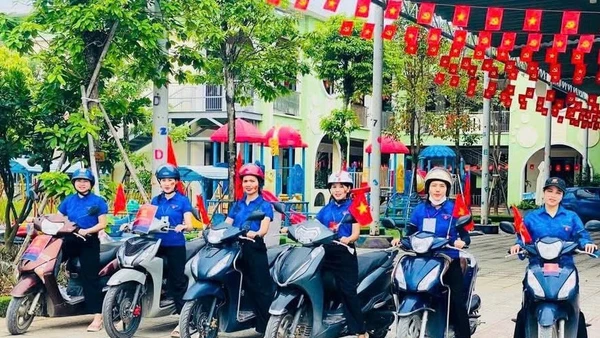 Đoàn viên, thanh niên thôn Xuân Trạch trở thành “tài xế” miễn phí chở du khách vào tham quan triển lãm.