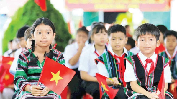 Học sinh Trường tiểu học Nguyễn Văn Trỗi ở xã biên giới Thuận An trong lễ khai giảng.