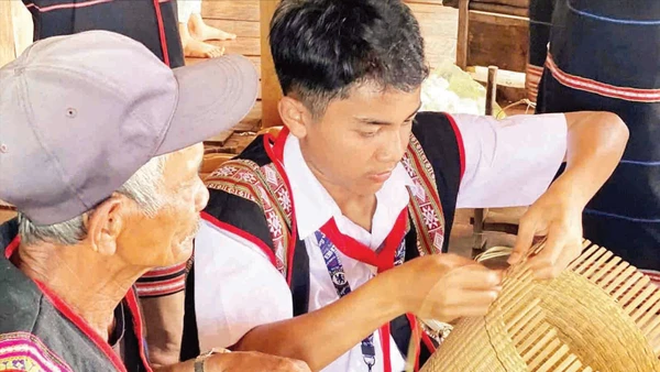 Truyền nghề cho thế hệ trẻ.