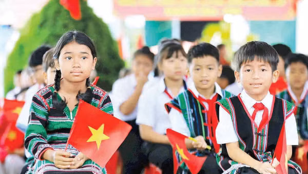 Học sinh Trường tiểu học Nguyễn Văn Trỗi ở xã biên giới Thuận An trong lễ khai giảng.