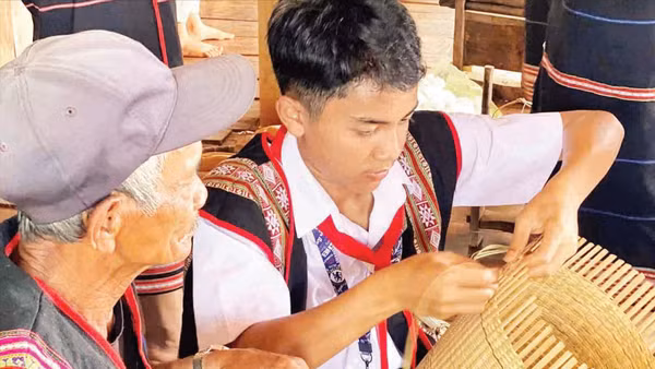 Truyền nghề cho thế hệ trẻ.