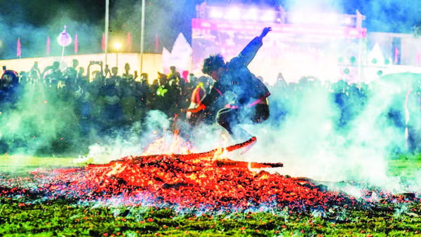 Lễ hội nhảy lửa của dân tộc Pà Thẻn, xã Tân Trịnh, tỉnh Tuyên Quang.