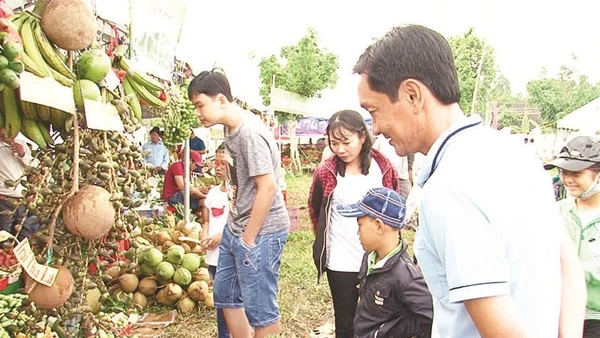 Gian hàng trái cây tại Lễ hội Sông nước miệt vườn ở cồn Mỹ Phước.