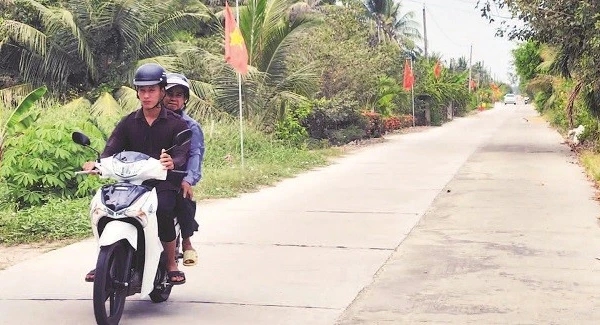 Đại đức Danh Dung cùng chính quyền địa phương vận động dân đồng thuận nâng cấp mở rộng tuyến lộ nối ấp Hiệp Hòa và Đồng Tranh, xã Vĩnh Bình.