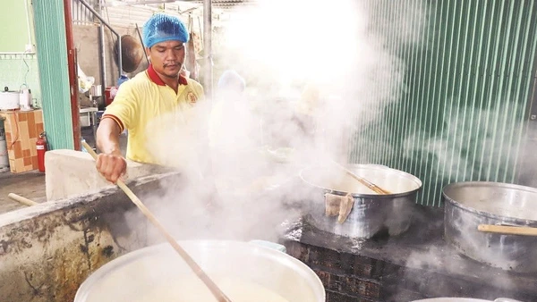 Công nhân người Khmer nấu đường thốt nốt truyền thống.