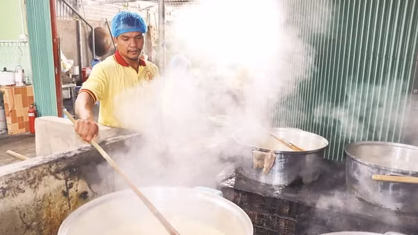 Công nhân người Khmer nấu đường thốt nốt truyền thống.