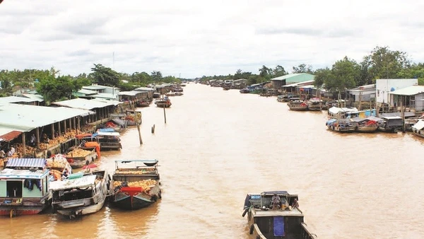 Giao thương đường sông tấp nập tại xã Nhuận Phú Tân.