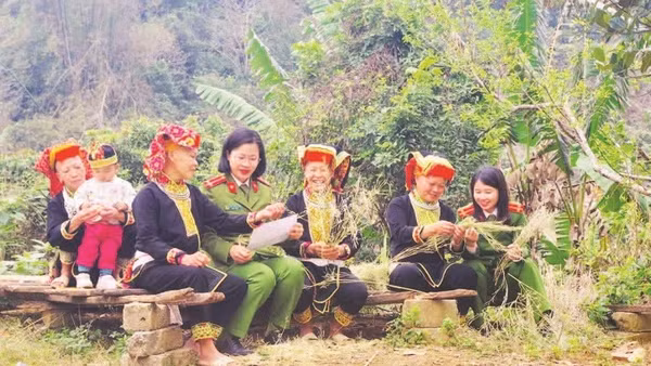 Nữ chiến sĩ Công an tỉnh Lạng Sơn chia sẻ niềm vui cùng bà con đồng bào Dao.