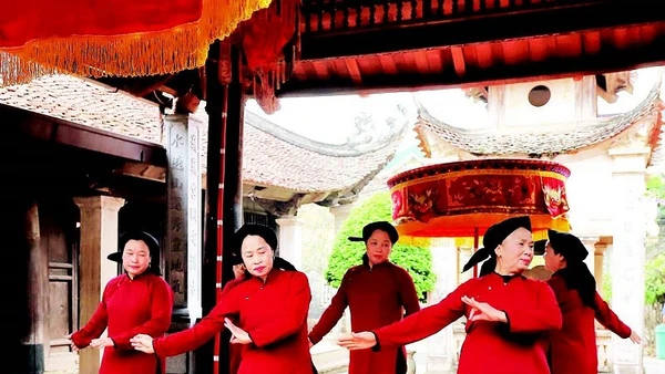 Các nghệ nhân trình diễn hát Xoan phục vụ du khách tại các điểm du lịch cộng đồng.