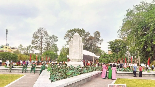 Đại biểu và nhân dân viếng, tham quan Khu di tích Nguyễn Sinh Sắc.