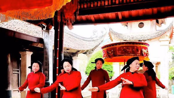 Các nghệ nhân trình diễn hát Xoan phục vụ du khách tại các điểm du lịch cộng đồng.