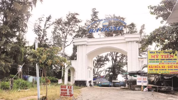 Khu vực Cổng chào khu du lịch biển Ba Động, phường Trường Long Hòa.