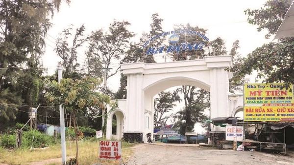 Khu vực Cổng chào khu du lịch biển Ba Động, phường Trường Long Hòa.