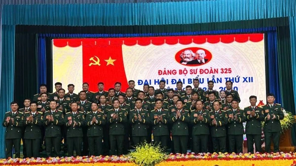Ban Chấp hành Đảng bộ Sư đoàn 325 nhiệm kỳ 2025-2030 và đoàn đại biểu dự Đại hội đại biểu Đảng bộ Quân đoàn 12, lần thứ I ra mắt Đại hội.