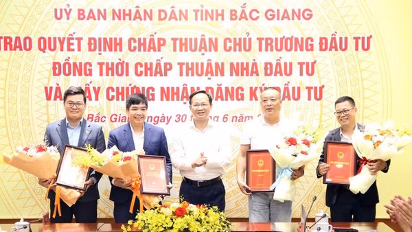 Lễ trao Quyết định chấp thuận chủ trương đầu tư và Giấy chứng nhận đăng ký đầu tư cho 4 dự án tại Bắc Giang.