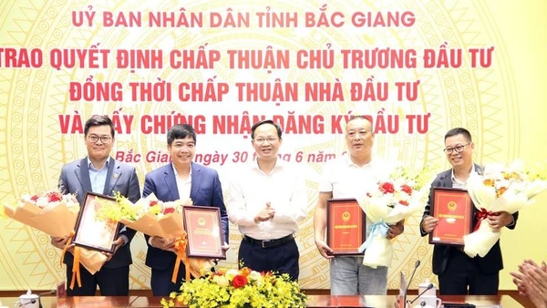 Lễ trao Quyết định chấp thuận chủ trương đầu tư và Giấy chứng nhận đăng ký đầu tư cho 4 dự án tại Bắc Giang.