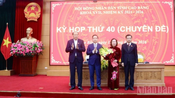 Lãnh đạo tỉnh Cao Bằng tặng hoa chúc mừng đồng chí Hà Nhật Lệ, Phó Chủ tịch Ủy ban nhân dân tỉnh Cao Bằng.