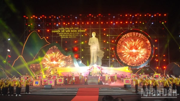 Chương trình nghệ thuật “Người về với non sông”.