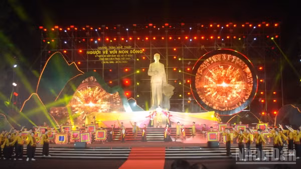 Chương trình nghệ thuật “Người về với non sông”.